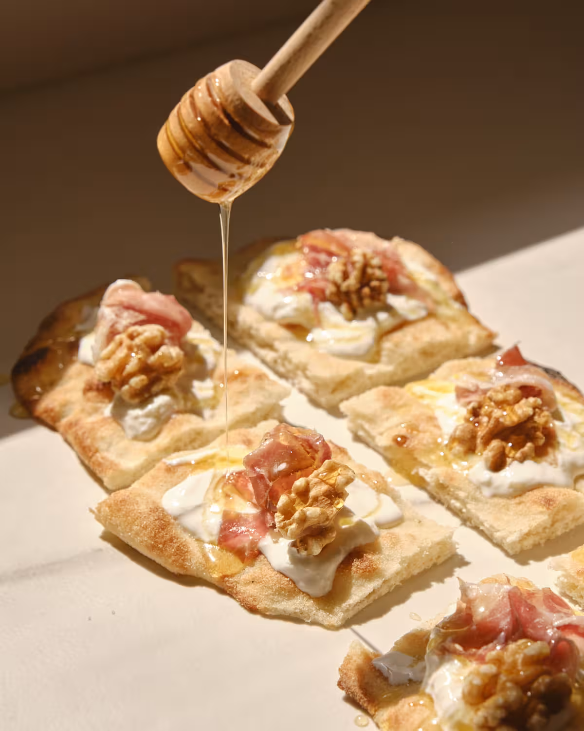 Pinsa mini farcita con crudo, miele e noci