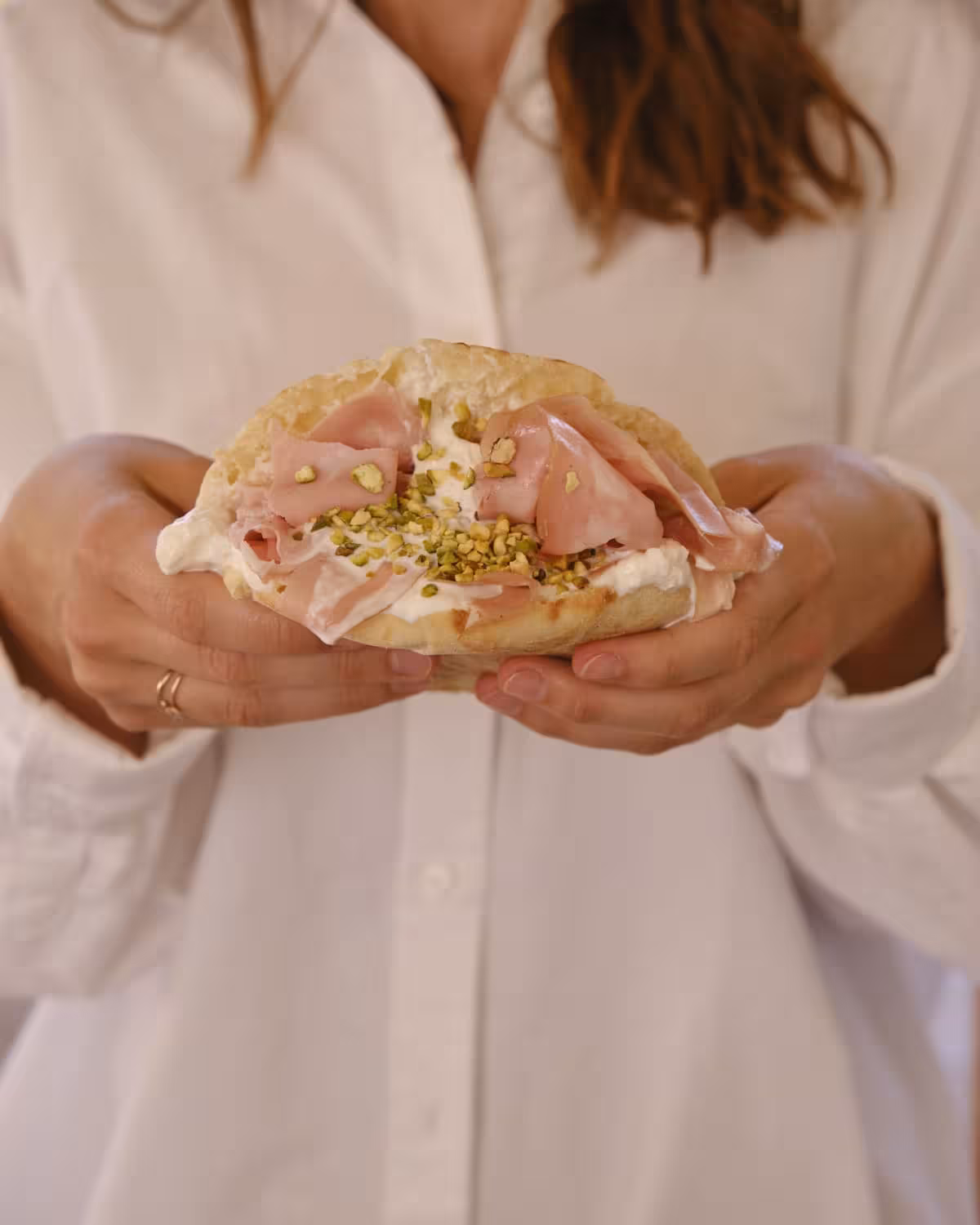 Puccia farcita con mortadella, stracciatella e granella di pistacchi: un’esplosione di gusto!