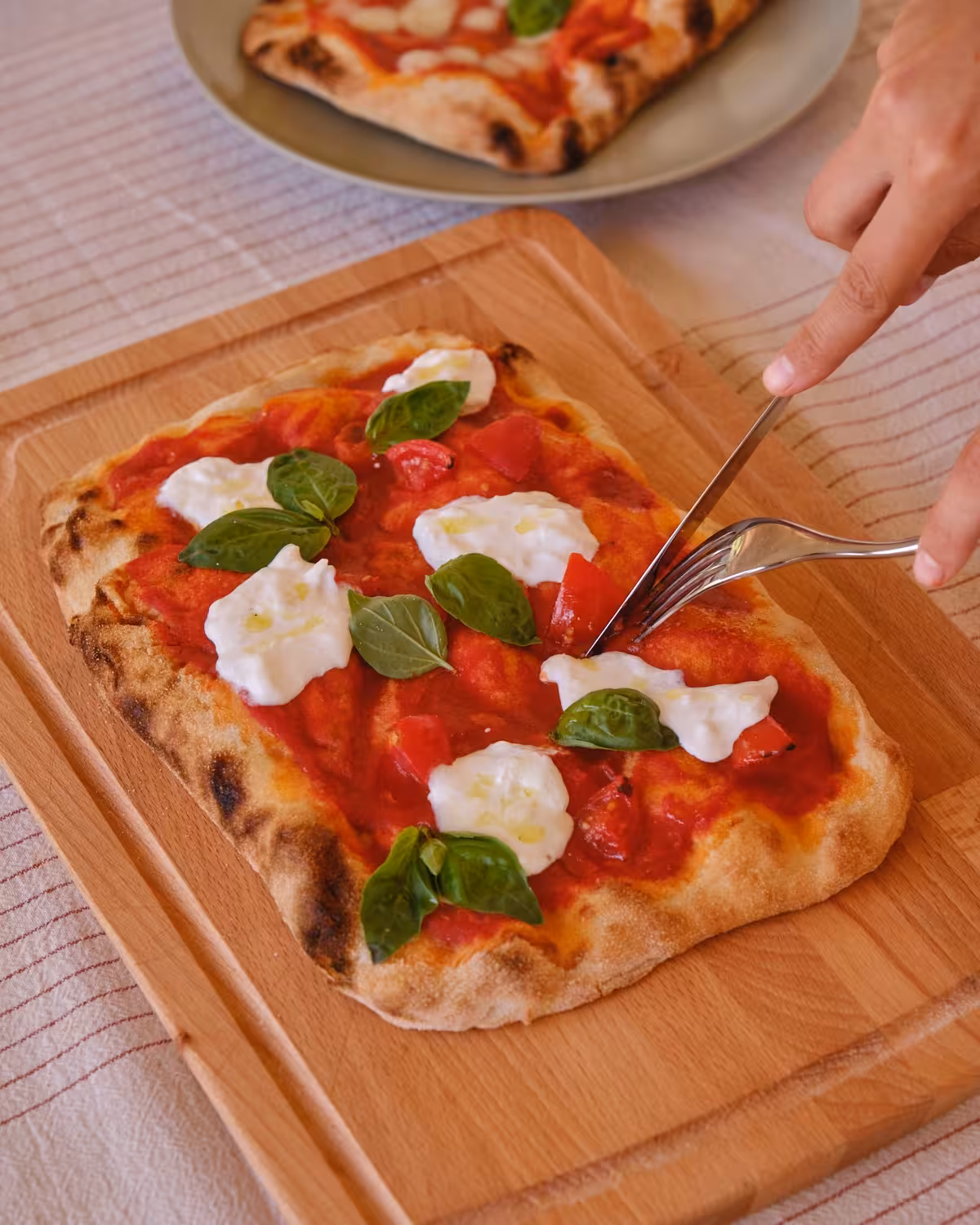 Pinsa con pomodoro, mozzarella e basilico