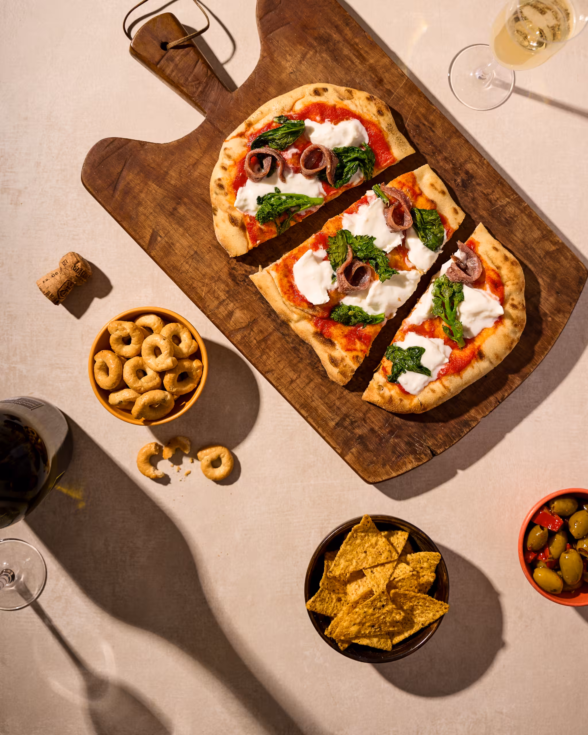 Mini Pinsa con cime di rapa, alici e burrata: un’esplosione di sapori mediterranei