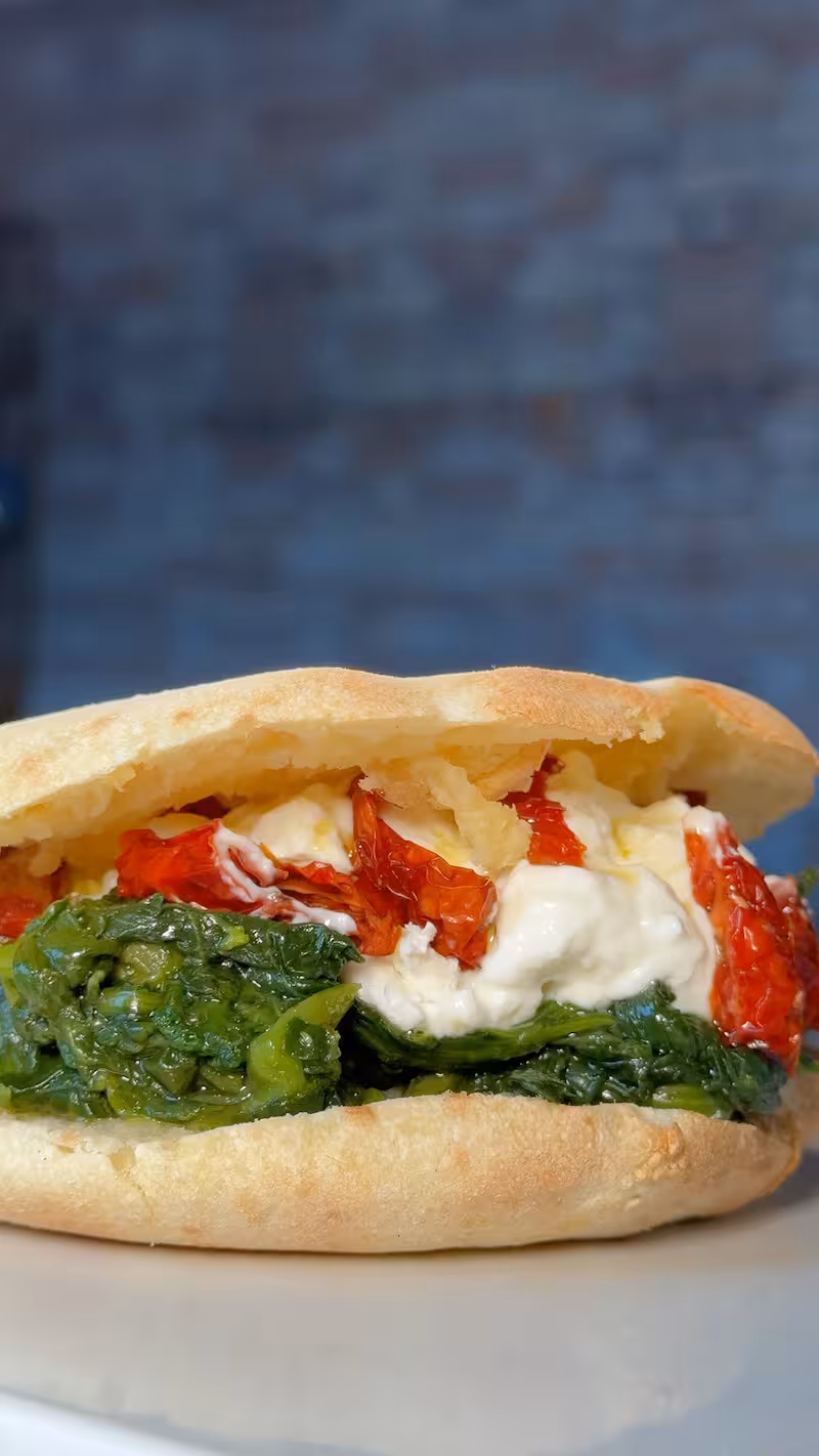 Puccia farcita: ricetta con cime di rapa, burrata e pomodori secchi