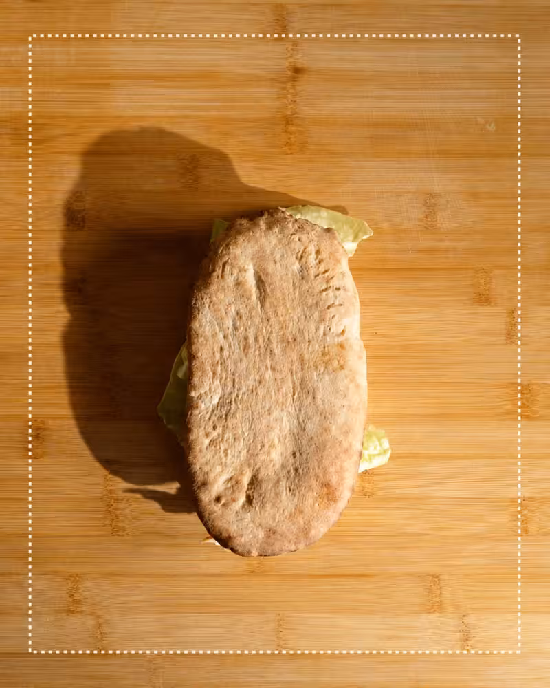 Saltimbocca alla napoletana gourmet: pollo, salsa caesar e parmigiano