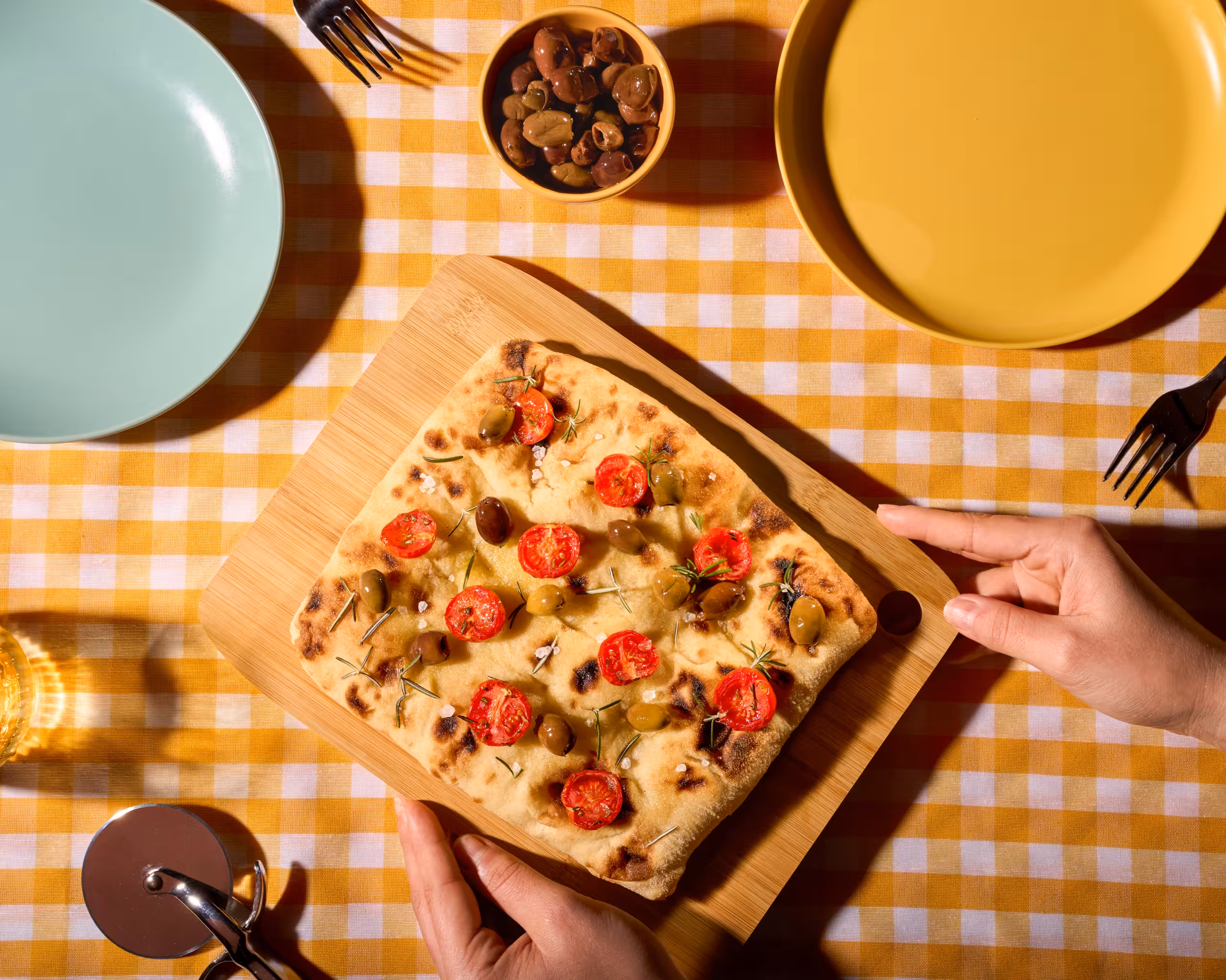 Focacciotto con pomodorini confit, olive taggiasche, rosmarino, sale grosso