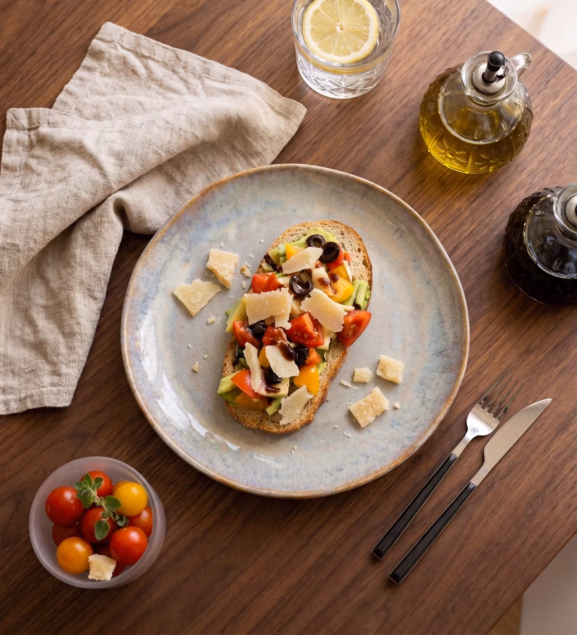 Bruschetta con avocado, pomodorini e scaglie di Parmigiano