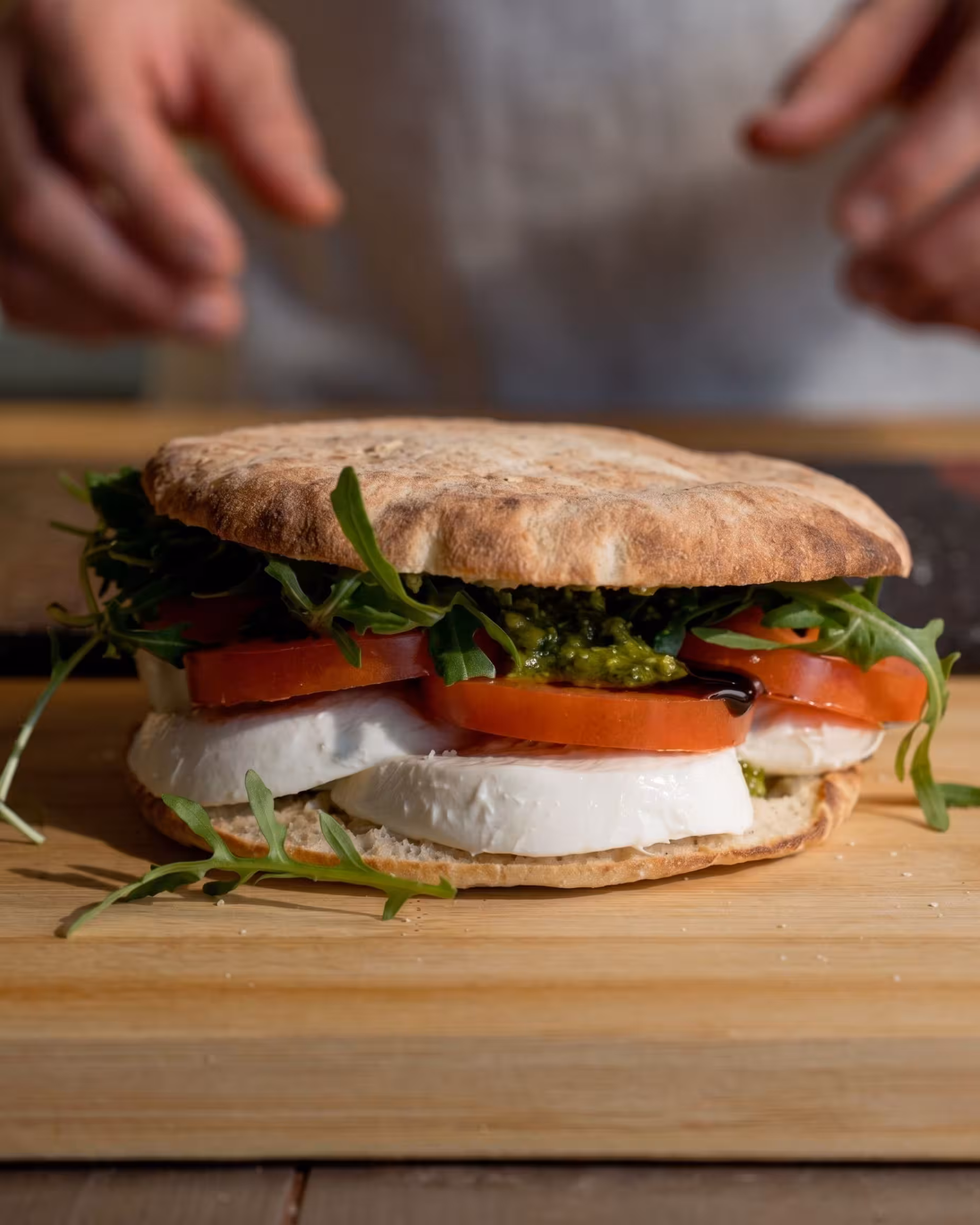 Panino rustico con pesto alla Genovese, mozzarella di bufala campana DOP, pomodoro e rucola
