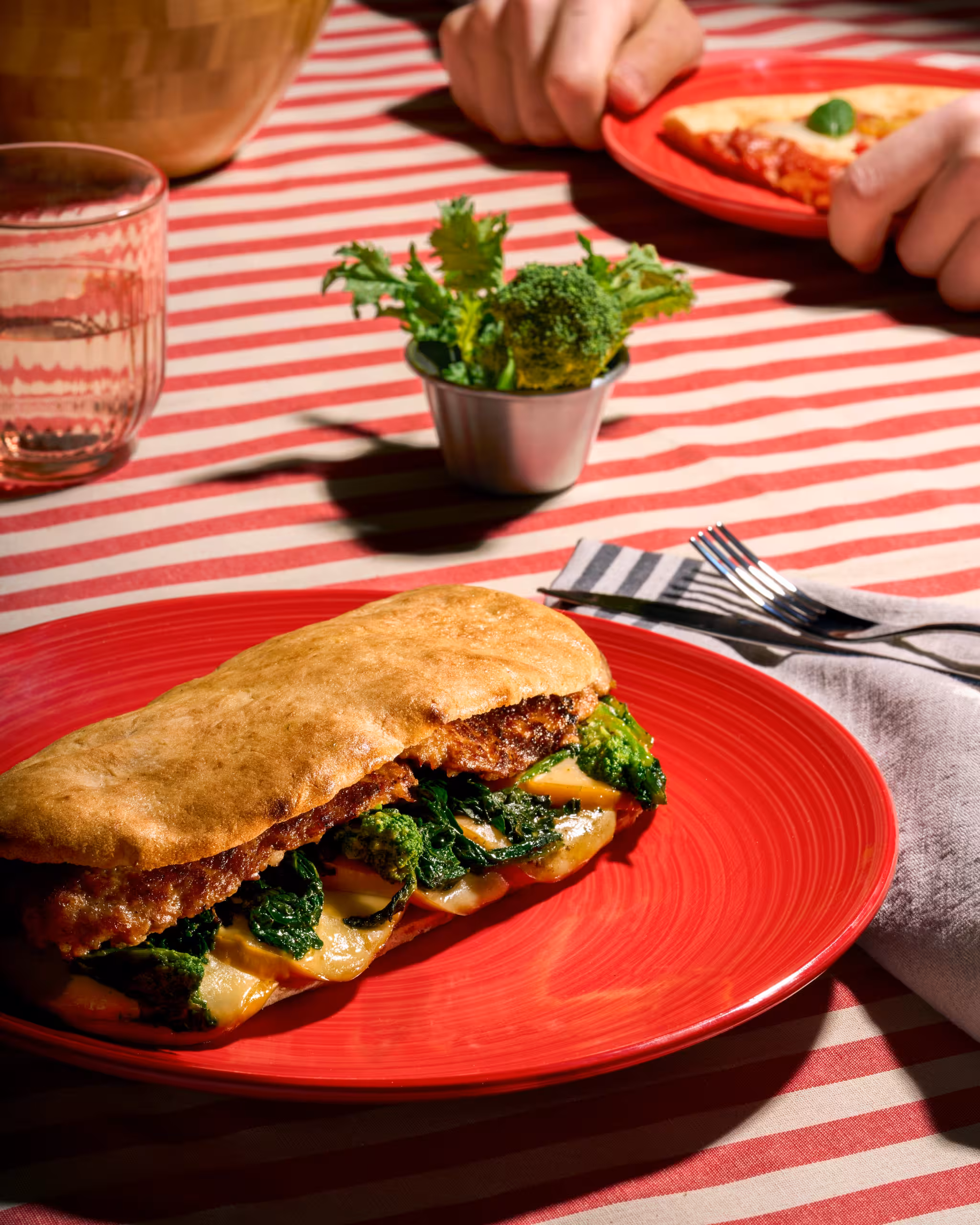 Saltimbocca con provola affumicata, friarielli saltati e salsiccia